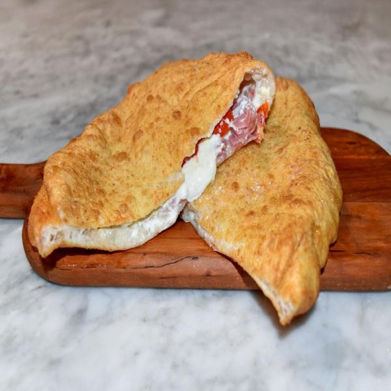 Calzone fritto con pollo 120 g – Snack salato ripieno di pollo saporito pronto da gustare
